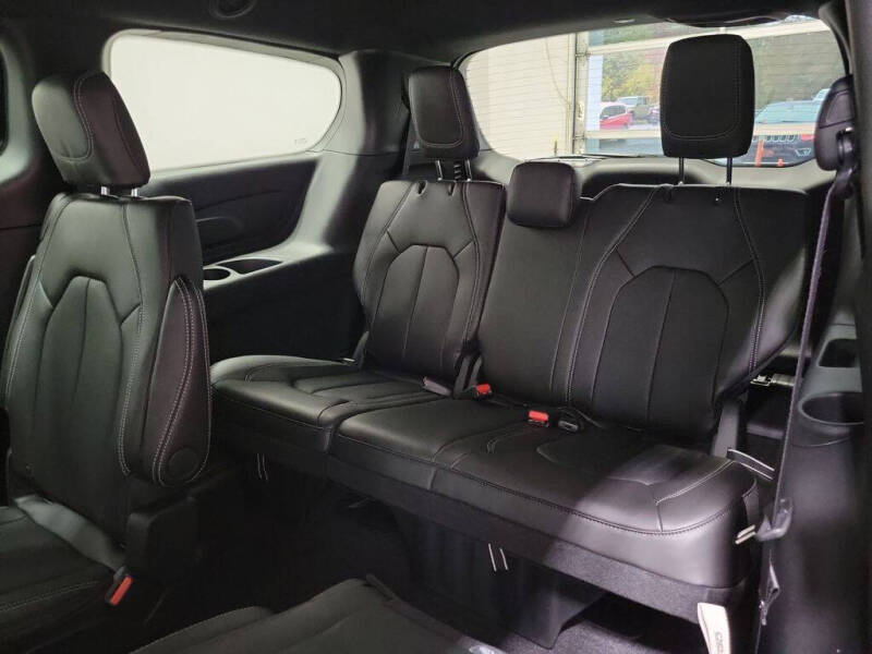 2026 Chrysler Pacifica Select