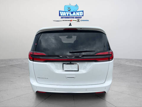 2027 Chrysler Pacifica Select