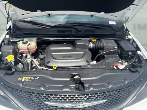 2022 Chrysler Voyager LX