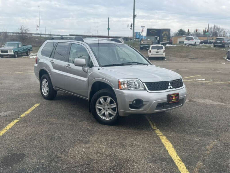 2011 Mitsubishi Endeavor SE's photo