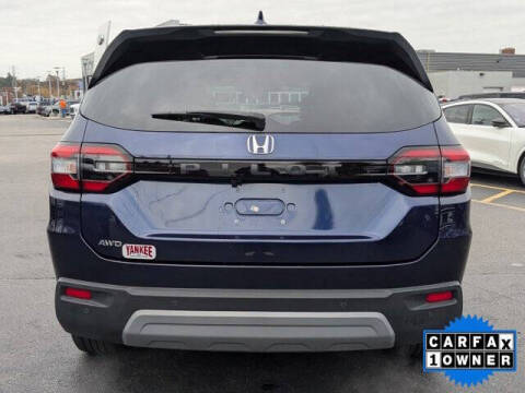 2023 Honda Pilot EX-L w/Rear Captain's Chairs