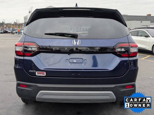 2023 Honda Pilot EX-L w/Rear Captain's Chairs