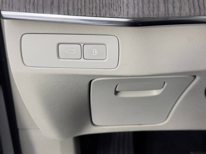 2023 Volvo XC90 Recharge T8 Ultimate Dark Theme