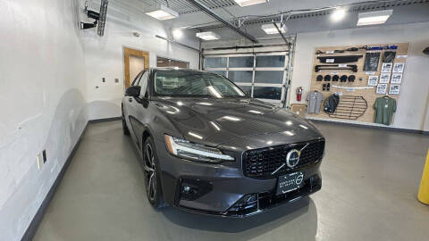 2024 Volvo S60 B5 Plus Dark Theme
