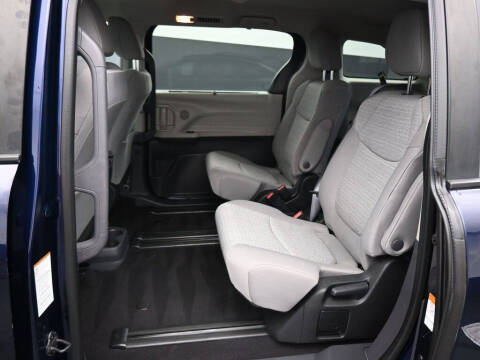 2022 Toyota Sienna LE 8-Passenger