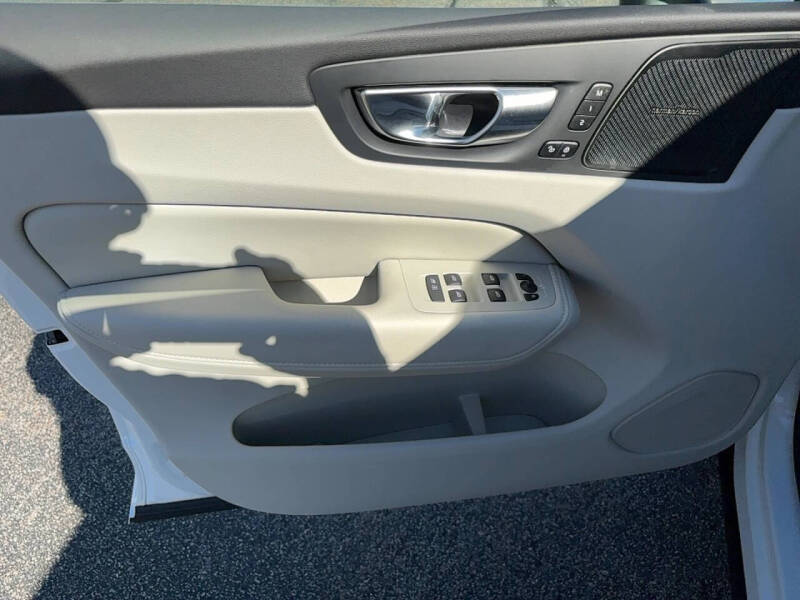 2023 Volvo XC60 B5 Ultimate Bright Theme