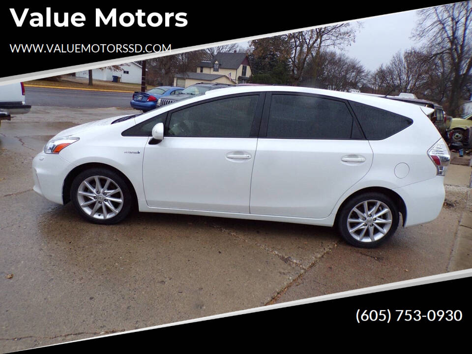 2013 Toyota Prius v Five's photo