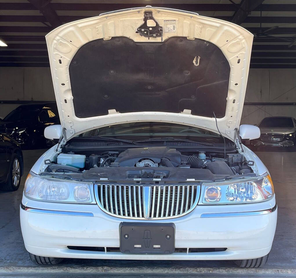 2002 Lincoln Town Car for sale at Carnival Car Company in Victoria, TX