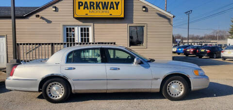2000 Lincoln Town Car for sale at Parkway Motors in Springfield IL