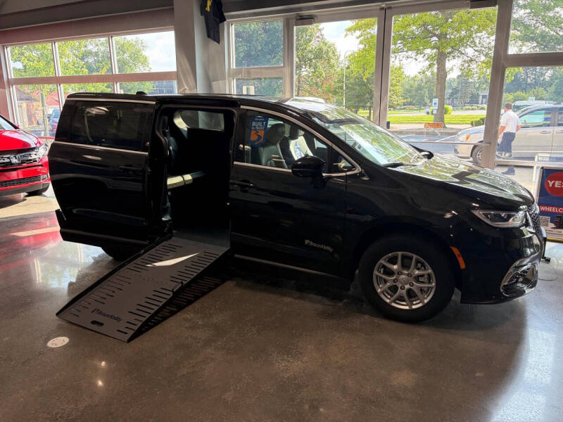 2025 Chrysler Pacifica Select