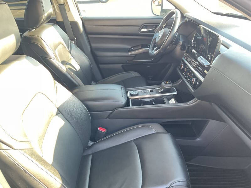 2023 Nissan Pathfinder SL