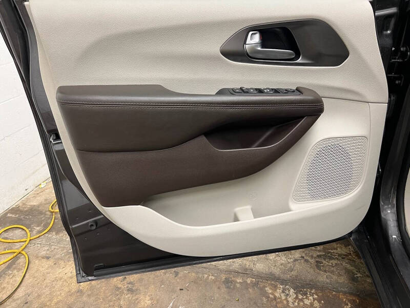 2017 Chrysler Pacifica Touring-L