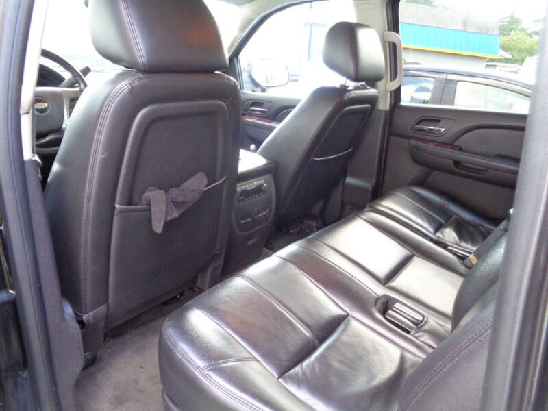 2012 Chevrolet Suburban LT photo 13