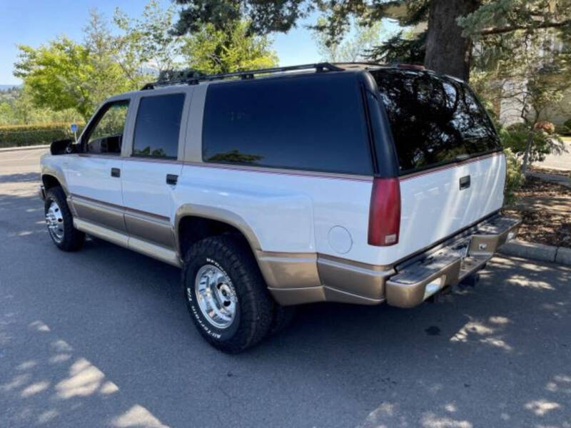1995 GMC Suburban's photo