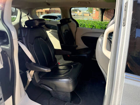 2017 Chrysler Pacifica Touring-L