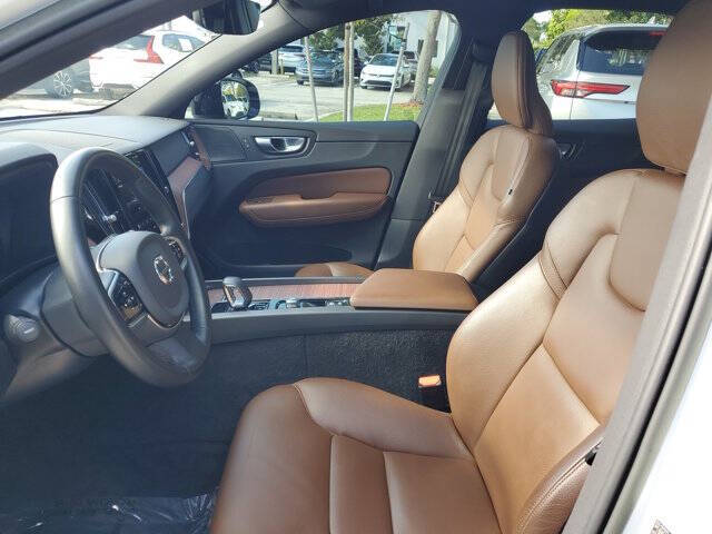 2023 Volvo XC60 B5 Plus Dark Theme