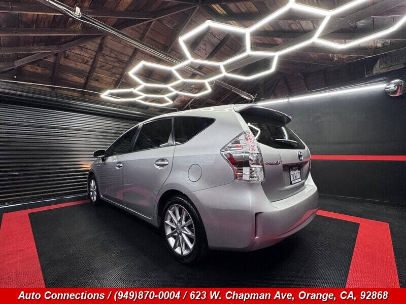 2014 Toyota Prius v Five