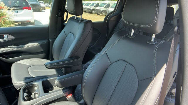 2026 Chrysler Voyager LX