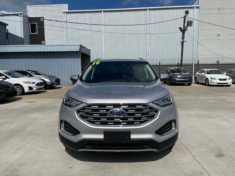 2019 Ford Edge Titanium photo 2