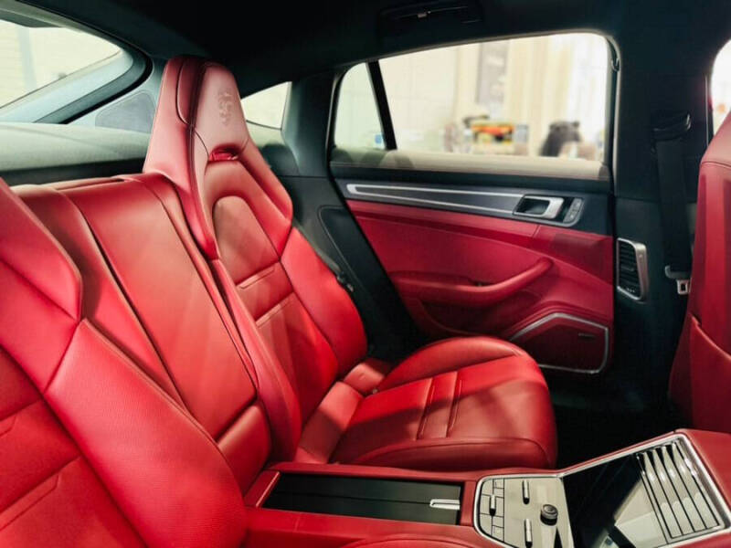 2022 Porsche Panamera 4 Platinum Edition