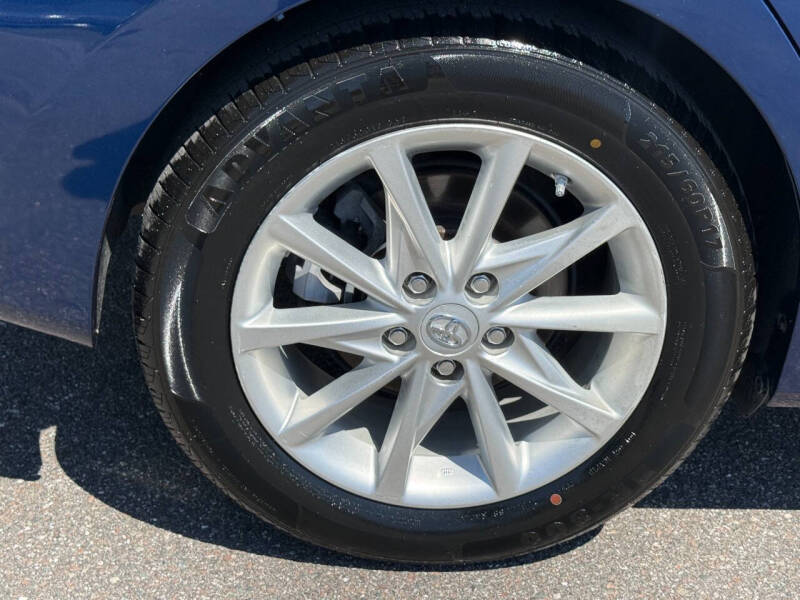 2014 Toyota Prius v Five