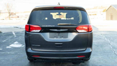 2022 Chrysler Voyager LX