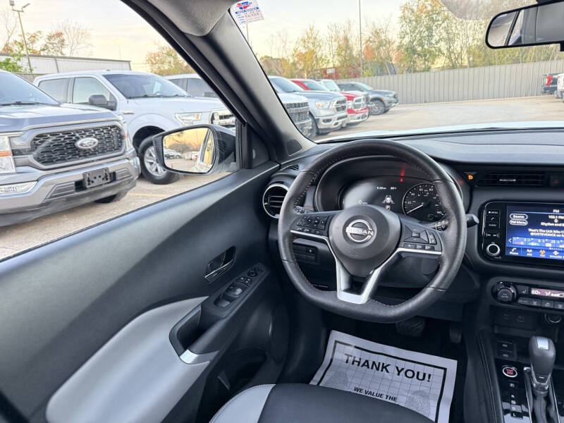 2022 Nissan Kicks SR