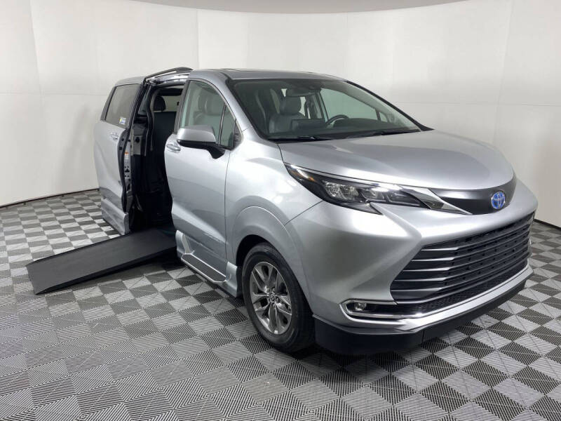 2024 Toyota Sienna XLE's photo