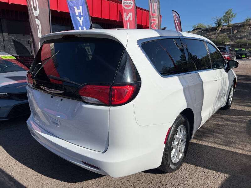 2023 Chrysler Voyager LX