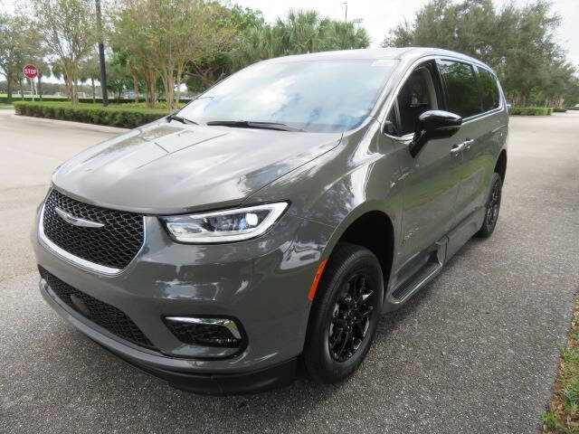 2024 Chrysler Pacifica Touring L