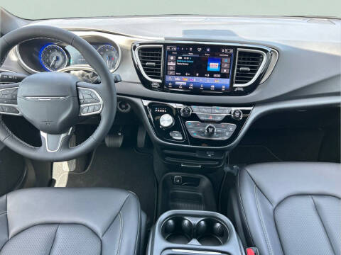 2027 Chrysler Pacifica LX