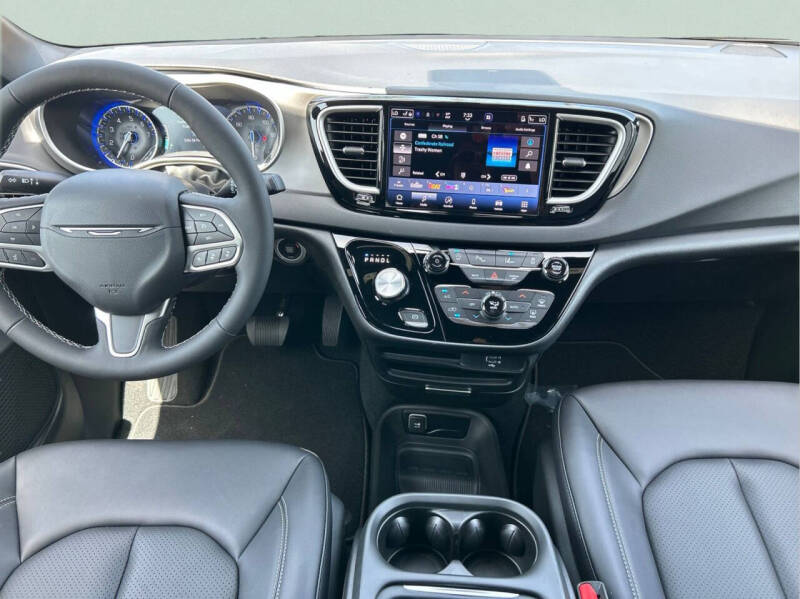 2027 Chrysler Pacifica LX
