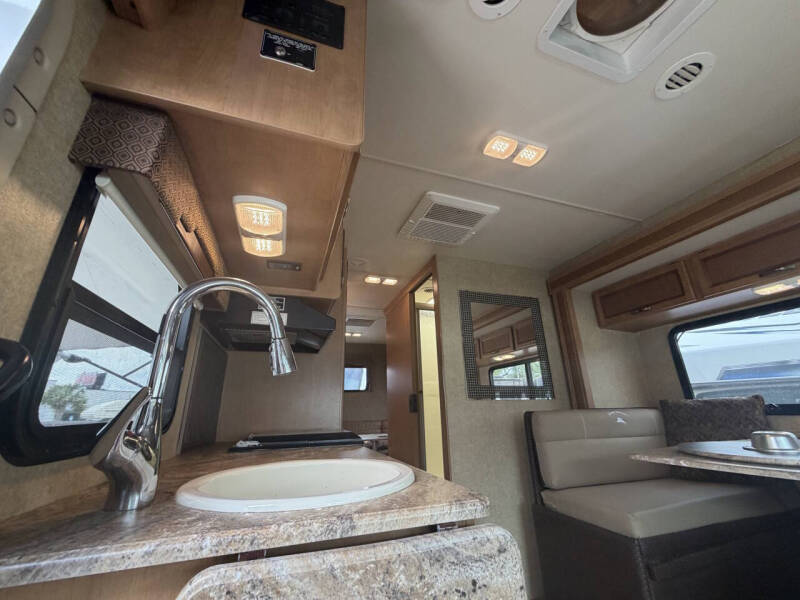 2015 Thor Motor Coach Axis