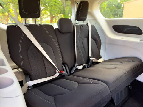 2022 Chrysler Voyager LX