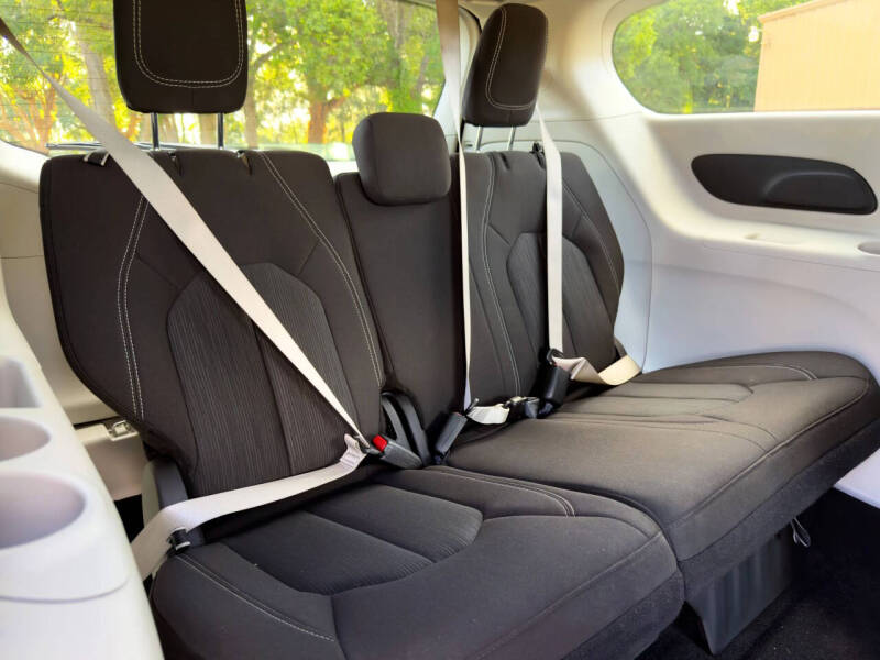 2022 Chrysler Voyager LX