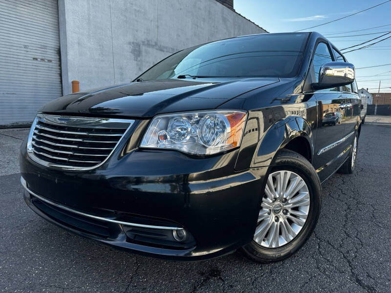 2012 Chrysler Town and Country for sale at Illinois Auto Sales in Paterson NJ