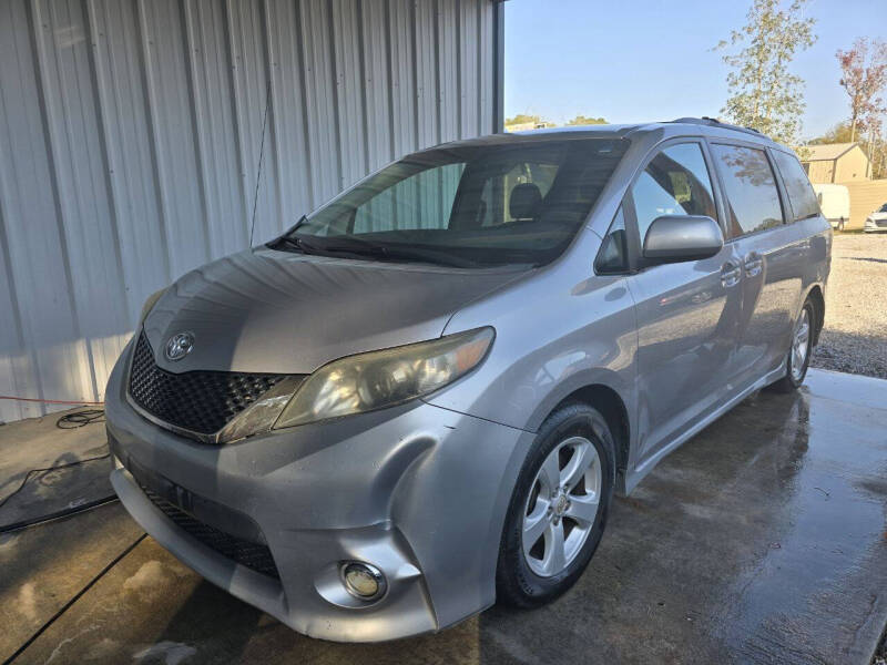 2011 Toyota Sienna SE's photo