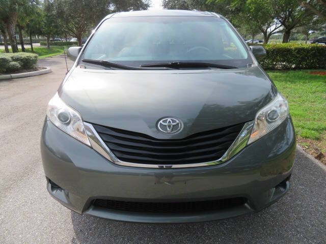 2014 Toyota Sienna LE Mobility 7-Passenger