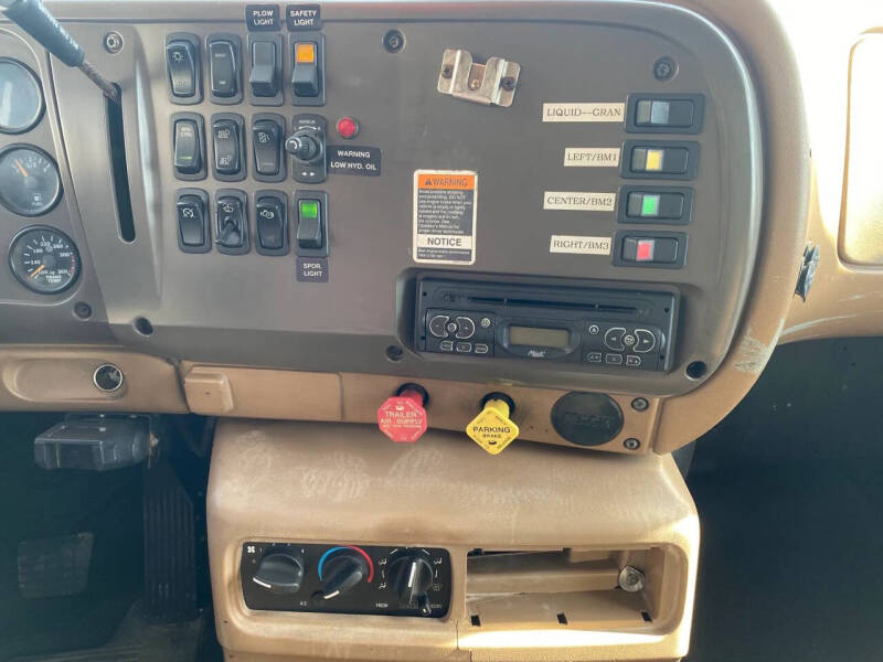 2006 Mack CV713