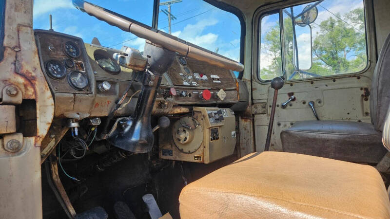 1974 Mack R685ST