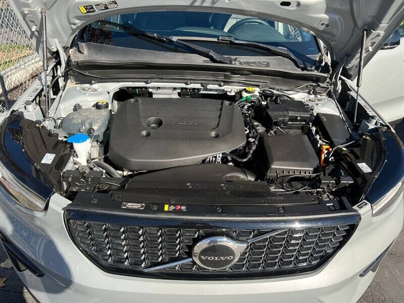 2024 Volvo XC40 B5 Core Dark Theme