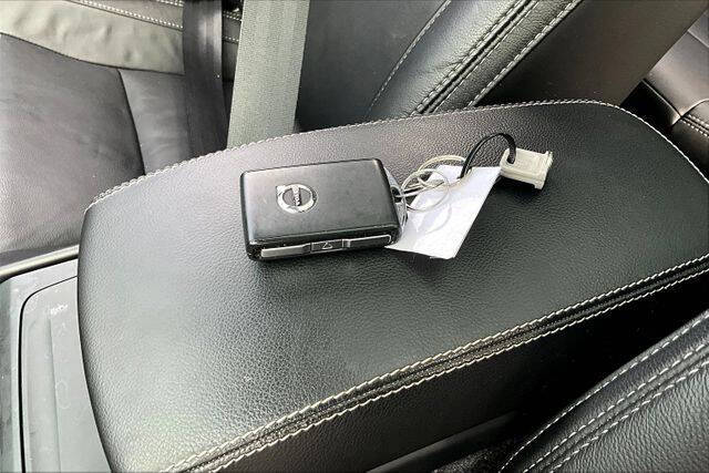 2023 Volvo XC40 B5 Plus Bright Theme