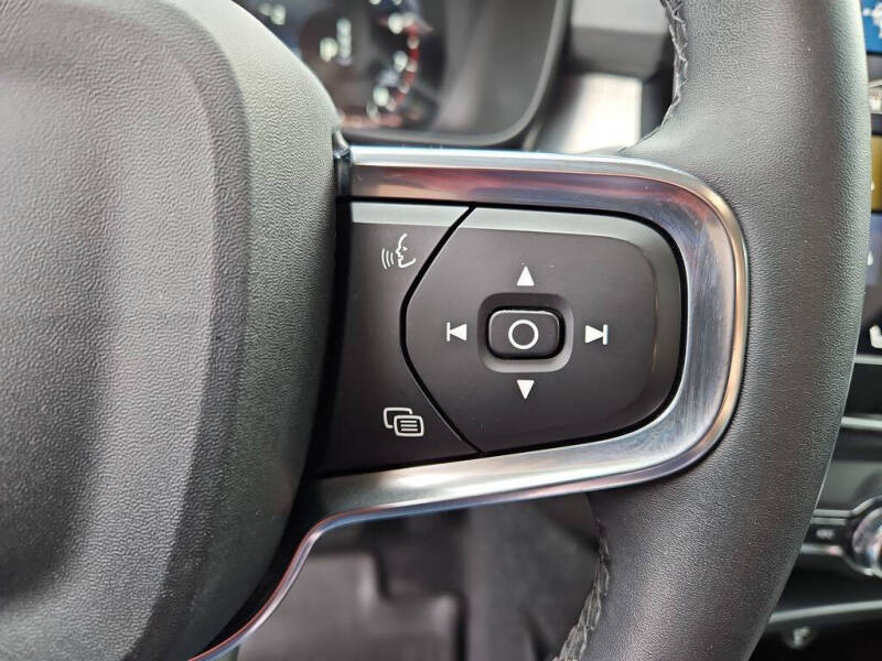 2022 Volvo XC40 T5 Momentum