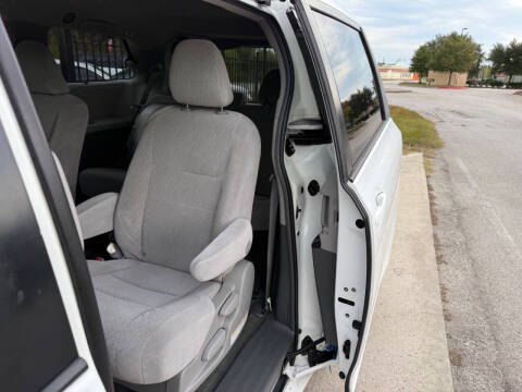 2017 Toyota Sienna LE 8-Passenger