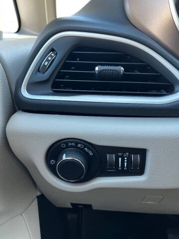 2023 Chrysler Voyager LX