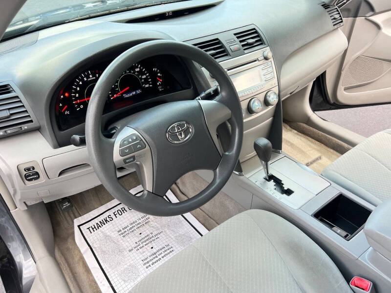 2009 Toyota Camry LE photo 15