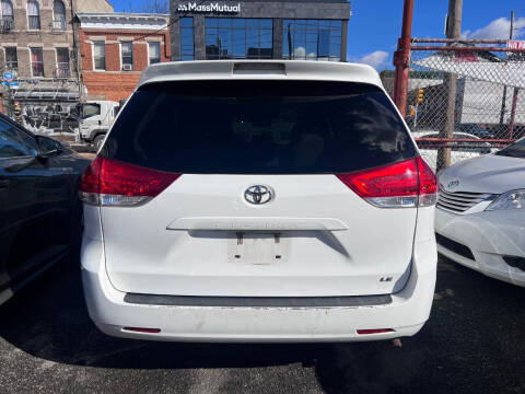 2013 Toyota Sienna LE 8-Passenger