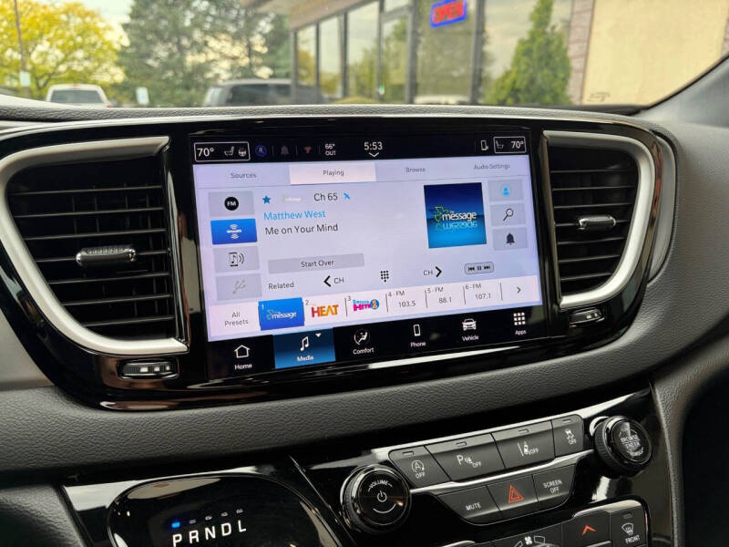 2025 Chrysler Pacifica Select