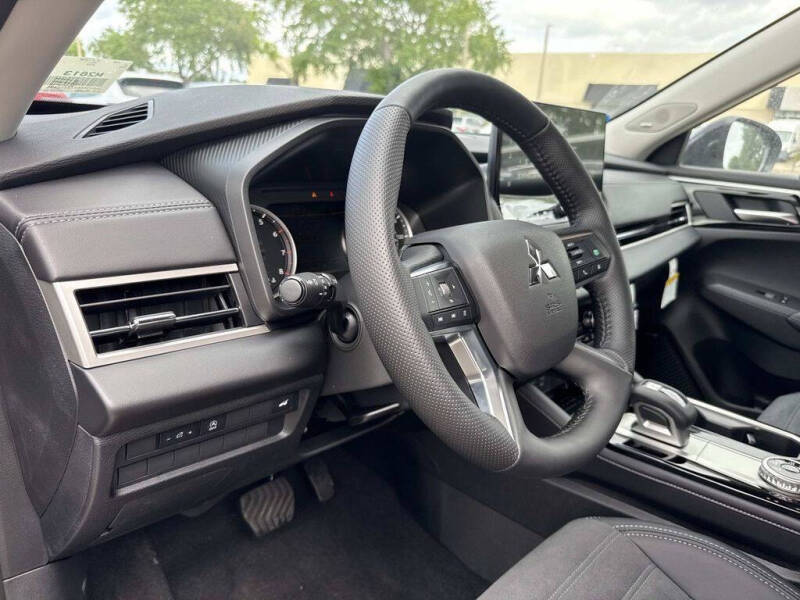2026 Mitsubishi Outlander SE