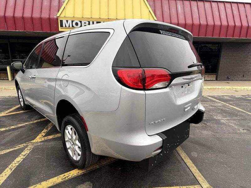 2022 Chrysler Voyager LX